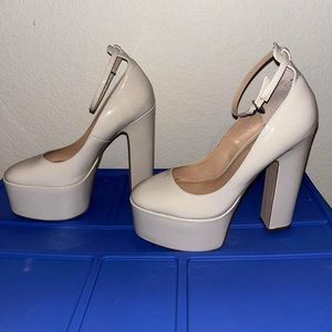 Steve Madden Skyrise Platform. Limited edition color: Bone. Women’s 9